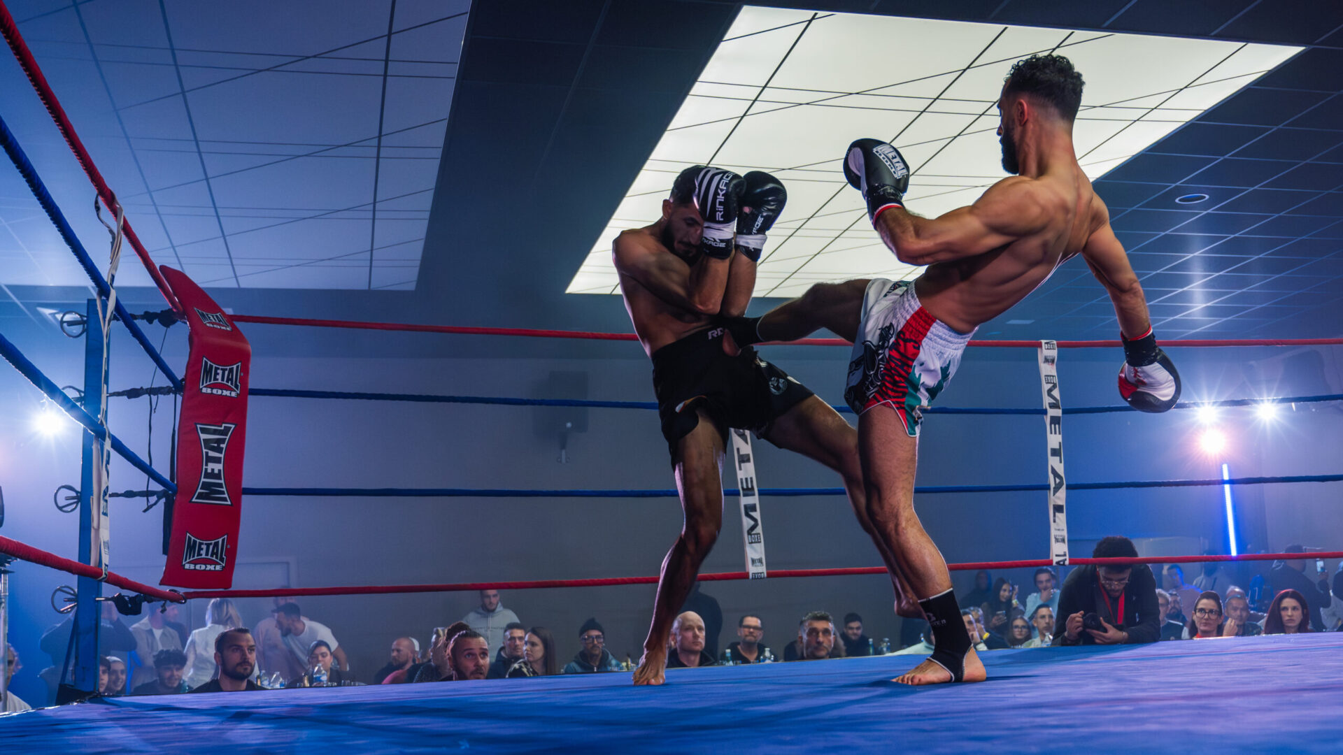 Deux boxeurs dans un ring de combat