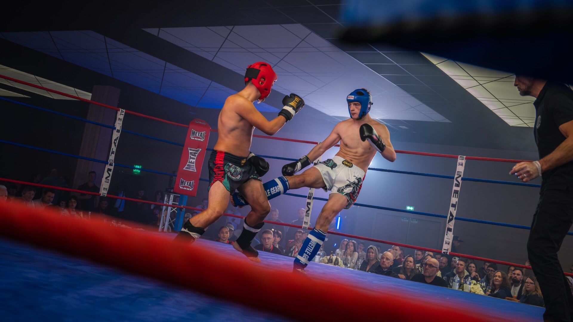 Boxe à Louviers, deux combattant à Toy Évènements sur un ring pour un gala.