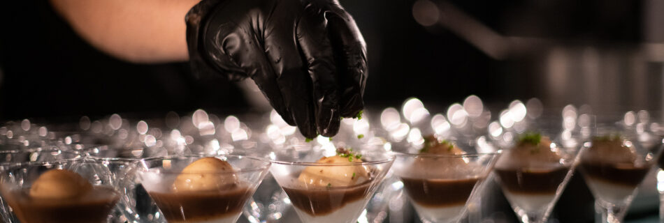 Honfleur traiteur Toy Évènement. Une main dépose des épices dans un cocktail.