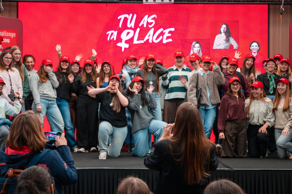 UIMM salon industrielles. Des étudiants jettent leurs casquettes.