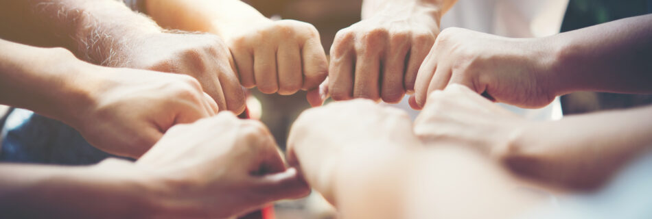 Photo de personnes qui font un team building