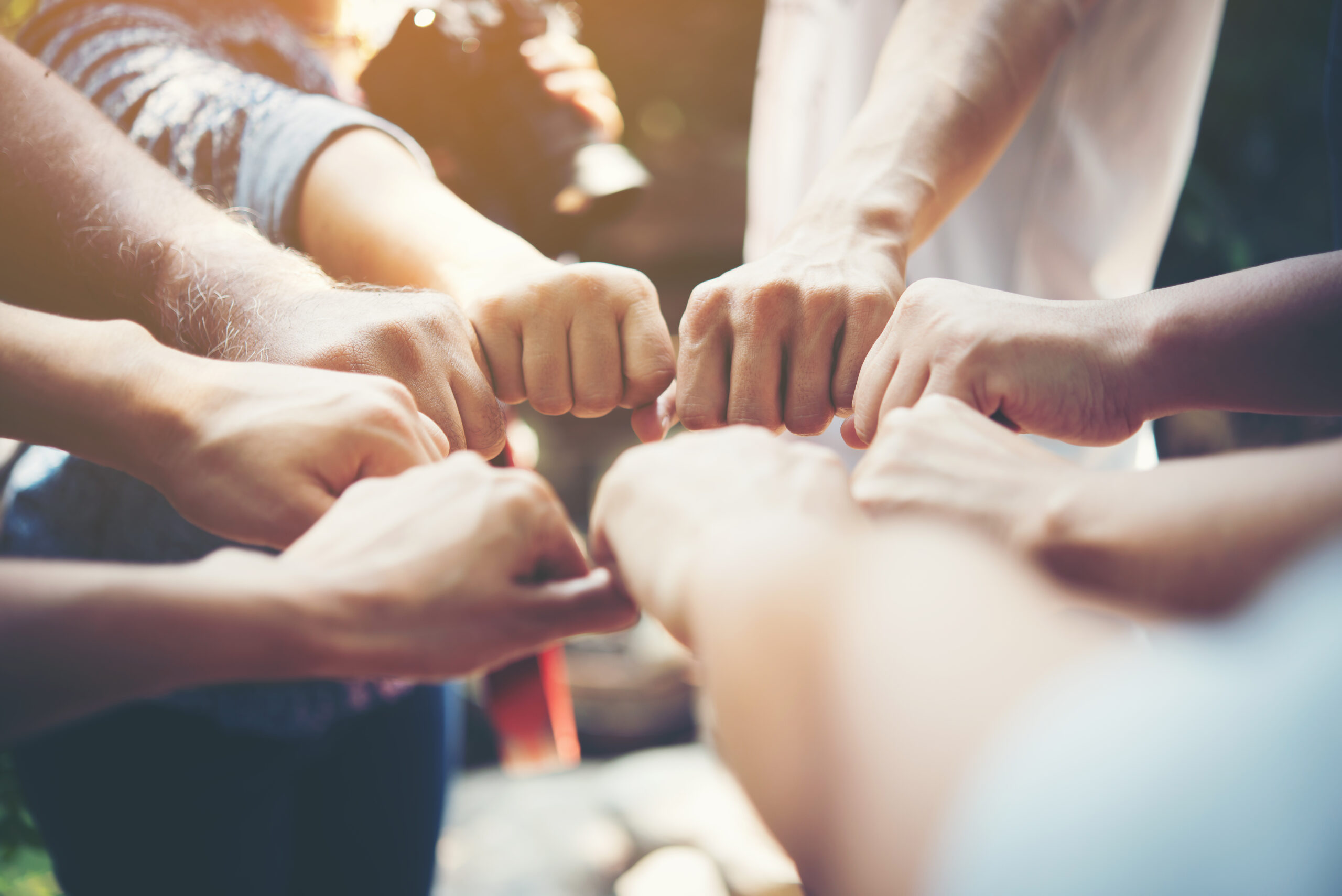 Photo de personnes qui font un team building