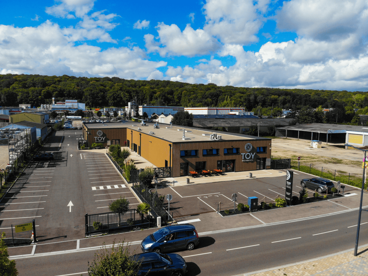 Vue aérienne de TOY Évènements et de son parking de 450 places, 55 avenue Winston Churchill à Louviers dans l'Eure